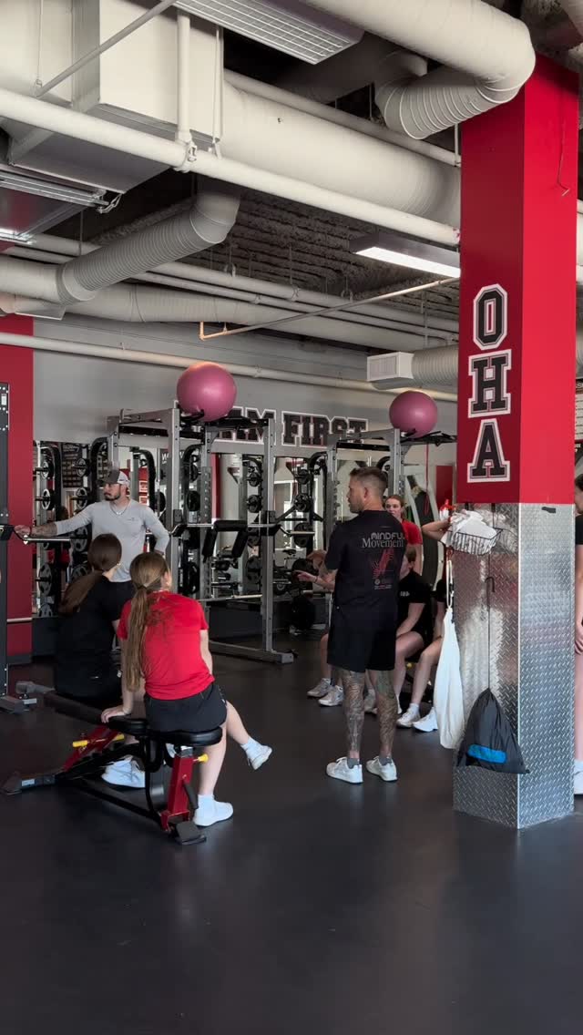 "Testing microphones"🎤 with coach Ryley and our female black team 😅 @mindfullmuscle_

...
#micdup #ohapenticton #okanaganhockey #strengthandconditioning #hockeytraining